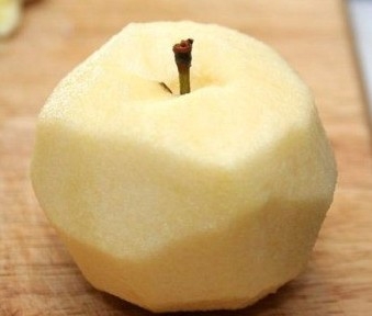 очищене яблуко