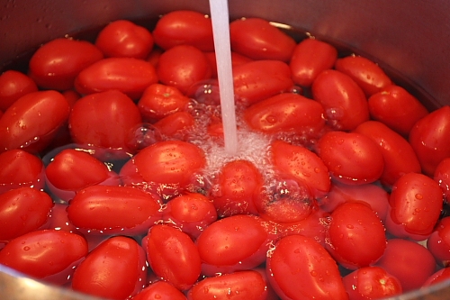 промиваємо помідори