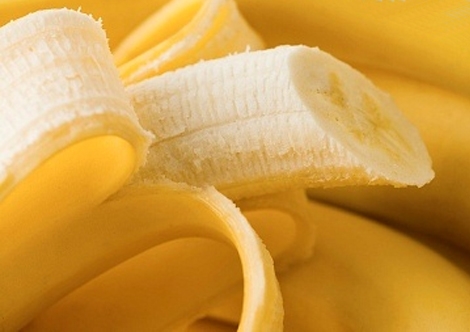очищаємо банани від шкірки