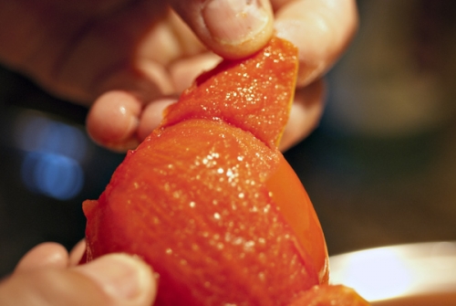 знімаємо шкірку у помідорів