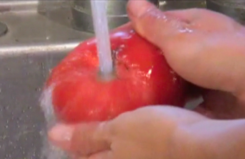омываем помідори ретельно