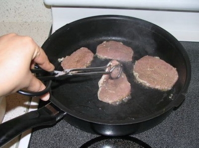 обсмажуємо м'ясо на сковороді