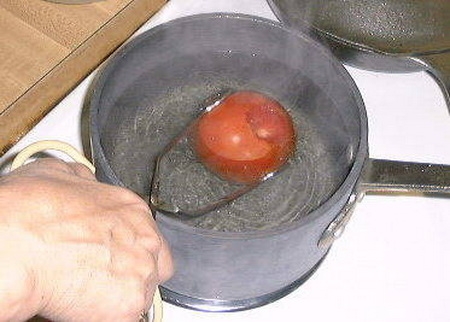 обдаємо помідори окропом