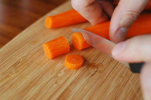нарізаємо моркву кругляком