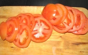 помідор нарізаємо кругляком