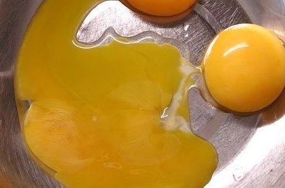 збиваємо яйця для помазки виробів