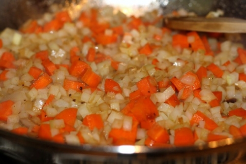 обсмажуємо цибулю і моркву