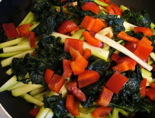 обсмажуємо овочі на сковороді