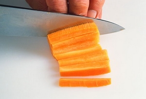 морква подрібнюємо соломкою
