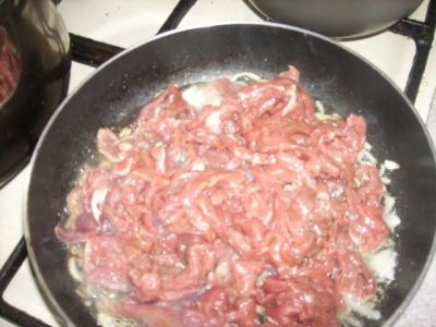 М'ясо не повинно стосуватися дна сковороди 