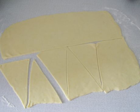 Розкачуємо тісто і вирізаємо трикутники