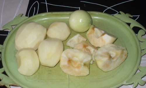 картопля, яблуко і цибулю