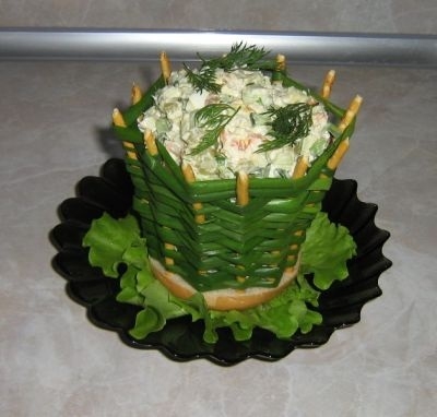 готовий салат в цибулевому кошику