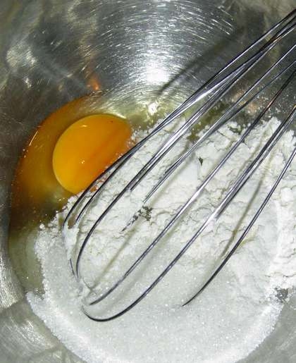 збиваємо яйця з цукром і борошном