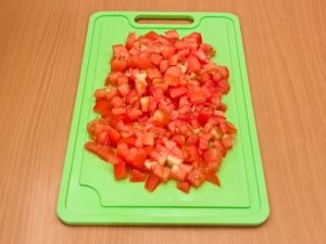 нарізаємо помідори