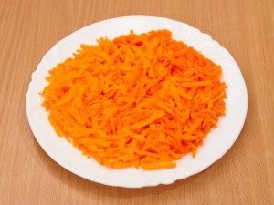 натираємо моркву