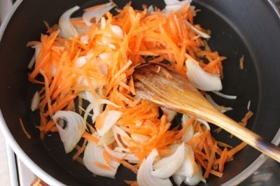 обсмажуємо цибулю з морквою