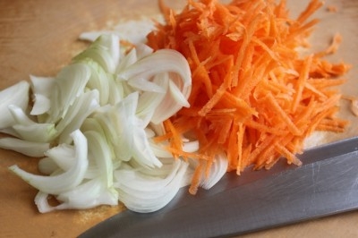 нарізаємо цибулю і моркву