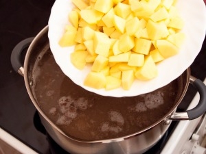 додаємо картоплю в суп