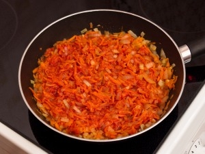 додаємо моркву і заправляємо томатною пастою
