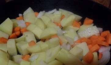 обсмажуємо картоплю з морквою і цибулею