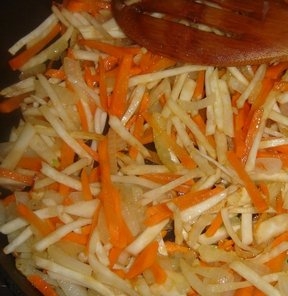 обжаиваем моркву,цибулю і корінь селери