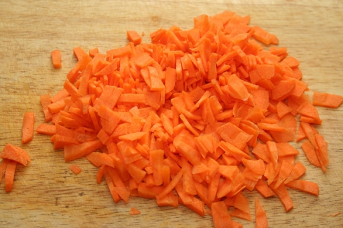 нарізаємо моркву
