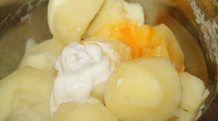 змішуємо картоплю зі сметаною і яєчні жовтки