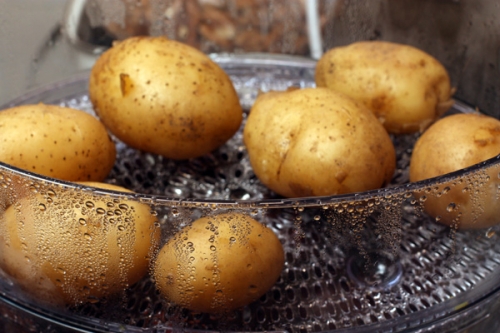 ставимо варити картоплю