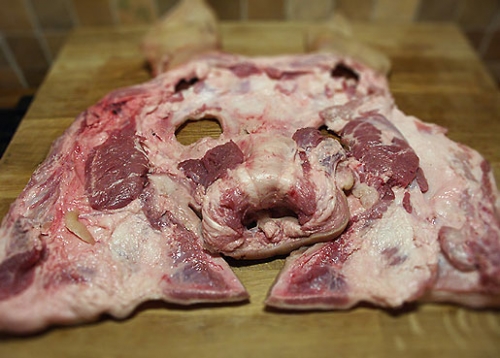 зрізаємо м'ясо з черепа