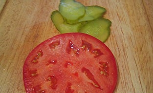 нарізаємо помідор і огірок