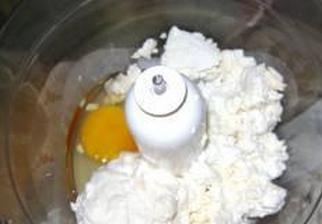 збиваємо сир з яйцем