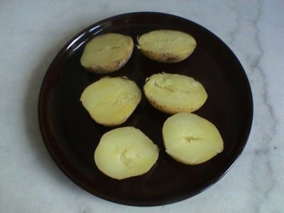 готову картоплю розрізаємо навпіл