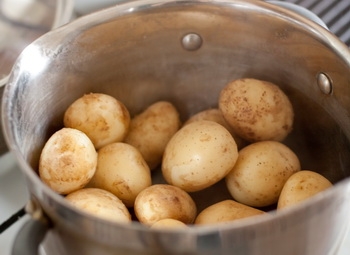 чистимо картоплю