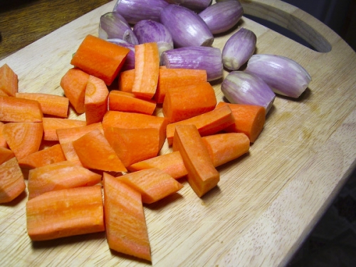 нарізаємо моркву і цибулю-шалот