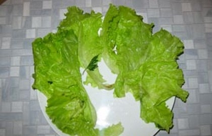 викладаємо на блюдо листя салату