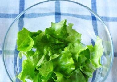 викладаємо в креманку листя салату