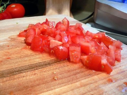 нарізаємо помідори