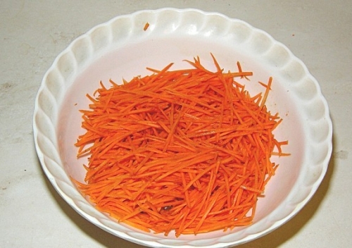 натираємо моркву