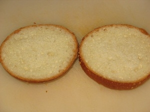 Хліб розрізаний