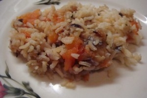 риба з рисом на тарілці