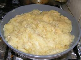 змішуємо м'яту і терту картоплю