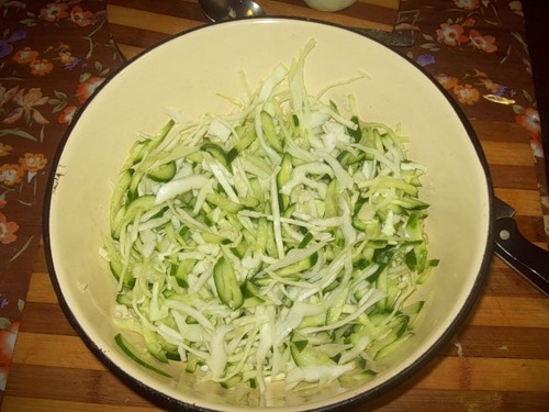 салатик з капусти з огірком