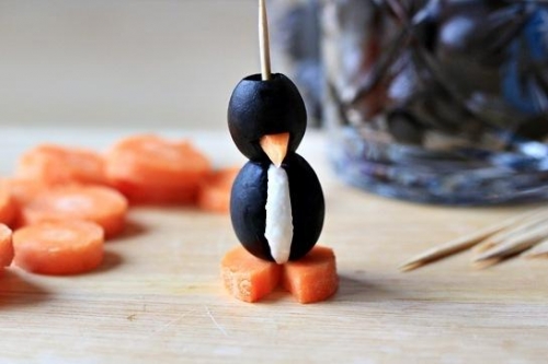 Готовий пингвинчик з оливок і сиру