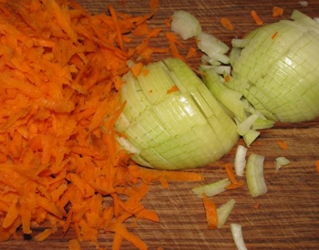 Шаткуємо моркву і цибулю