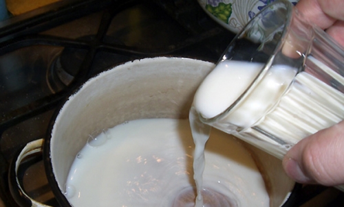 Виливаємо молоко в каструлю
