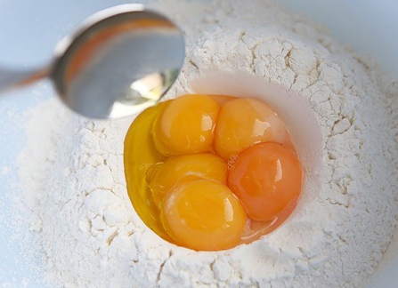 Додаємо до інгредієнтів яєчної локшини оливкова олія