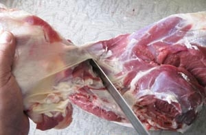 Очищаємо м'ясо від жил і плівок