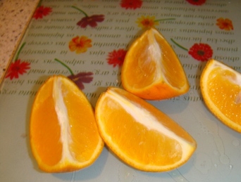 Нарізаємо на шматочки апельсин