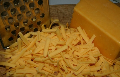 Подрібнюємо сир твердий